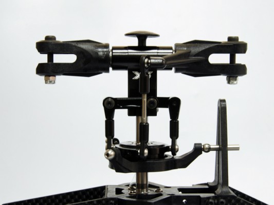 ♦旋翼夾頭舵柄採三孔設計，方便調校主旋翼角度至最佳化，因應不同飛行特性自由調整，大幅增加停懸穩定性及3D飛行之運用需求。